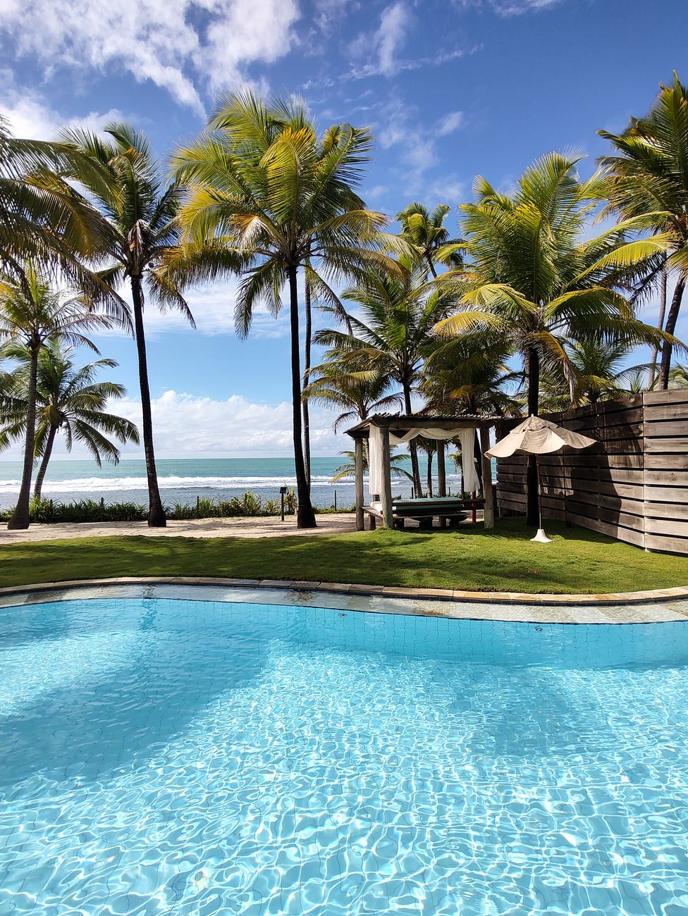 Piscina de hotel boutique de luxo de frente para as praias tropicais do Brasil