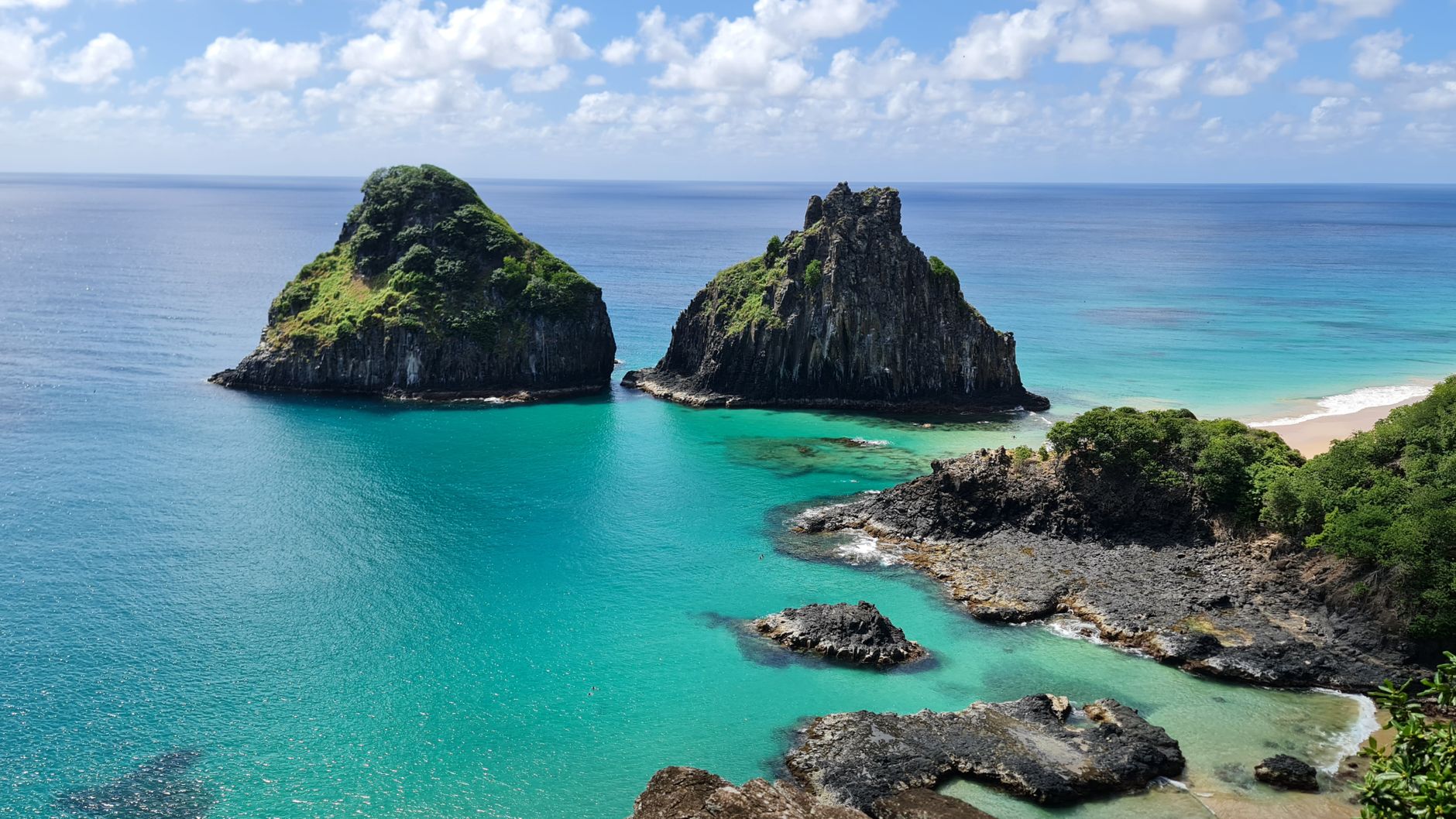 Pôr do sol paradisíaco nas areias e águas cristalinas de Fernando de Noronha